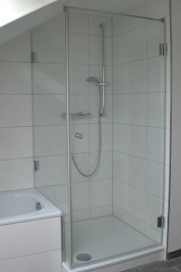 Fertige Ganzglasdusche von der Seite - Glaserei Malte Pasche